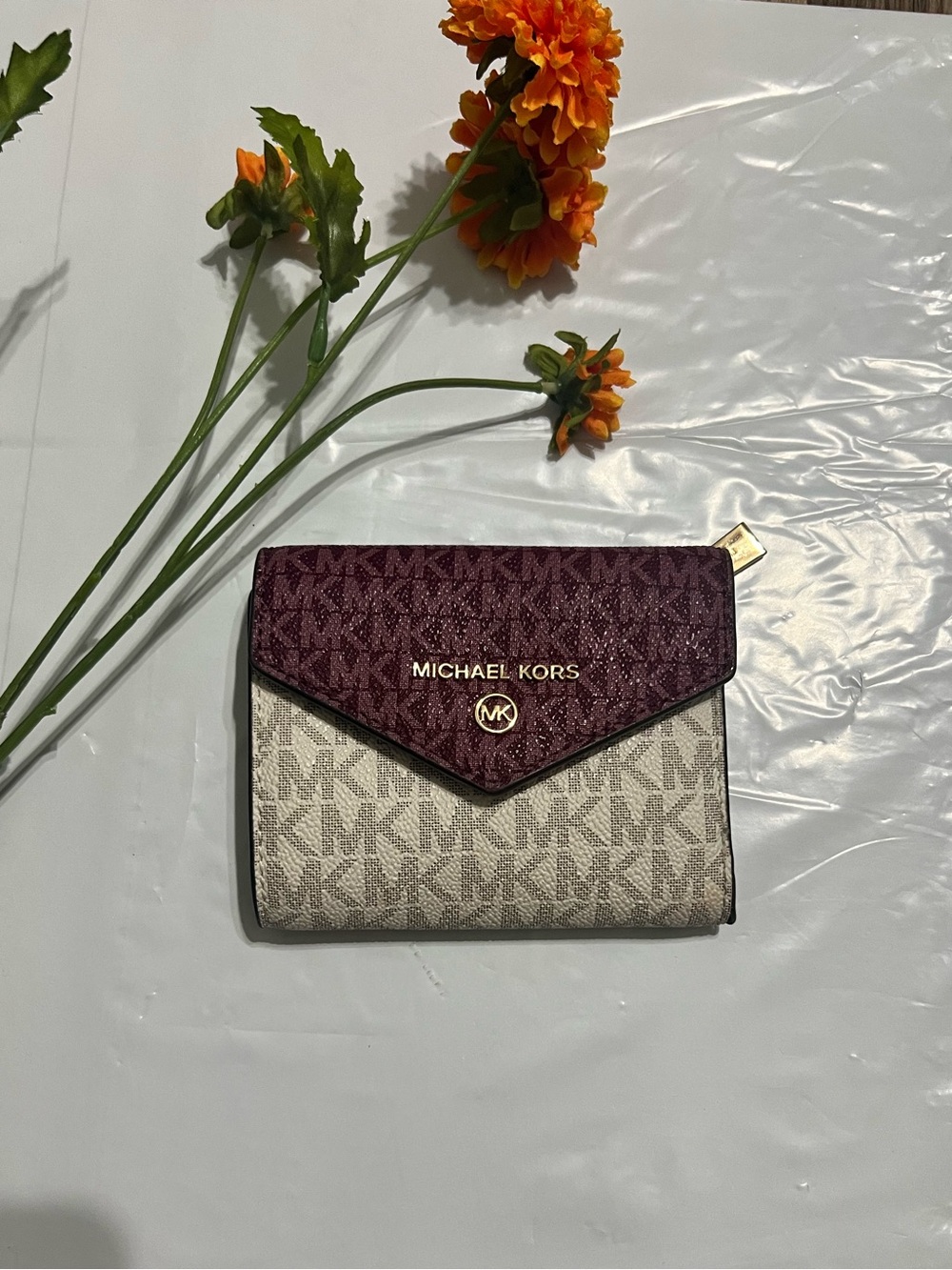 Michael Kors trifold Wallet in Plum and Beige Signature MK